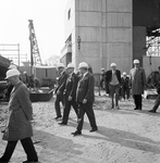 859379 Afbeelding van de leden van de directie van de N.S. tijdens een bezoek aan de in aanbouw zijnde IJ-tunnel te ...